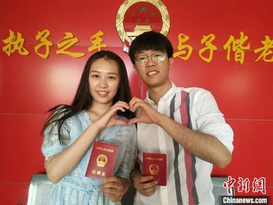 2020年5月20日（谐音“我爱你”），民政部门迎来婚姻登记高峰。孙嘉敏 摄