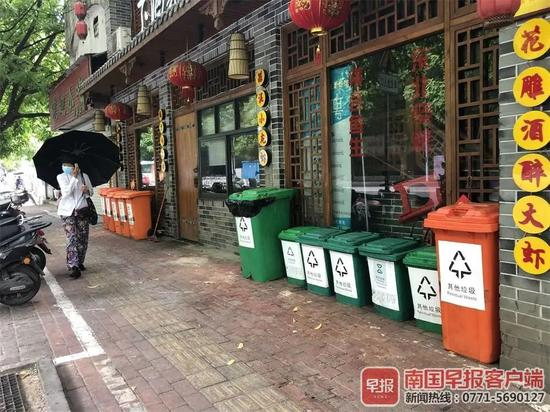 ▲南宁街头已经放置了分类垃圾桶。