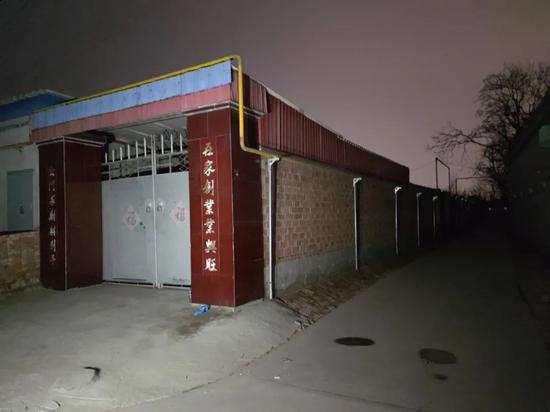 嫌疑人张某光家，受害者家在其后方，两家人共用一堵墙。图/陈威敬