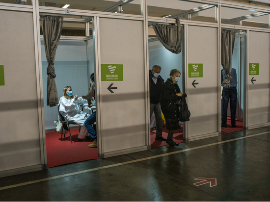 （图说：贝尔格莱德市一家疫苗接种中心内，中国国药集团的疫苗接种点。图/The New York Times）