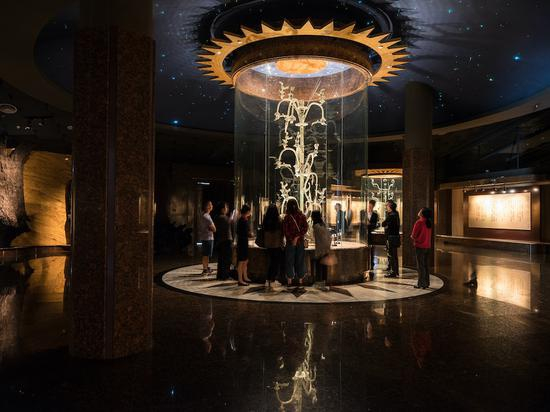  高396厘米的青铜神树，可能是神话传说的神树扶桑。&nbsp; &nbsp;广西师范大学出版社 图&nbsp;