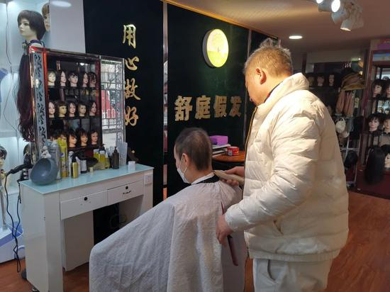 2021年3月18日，王峰在为一位年轻的化疗病人剃头。&nbsp;