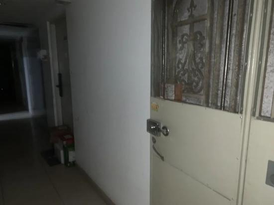 在蜂鸟家园小区内，居住密度大，每层多为7-8户，租住人数多。吴斯旻/摄