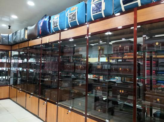 马驹桥镇殡葬用品店内骨灰盒并未明码标价