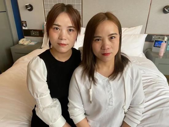 3月26日，程珂珂（左）来登封与张丽（右）见面，商量第二天去郑州见张母。新京报记者 乔迟摄