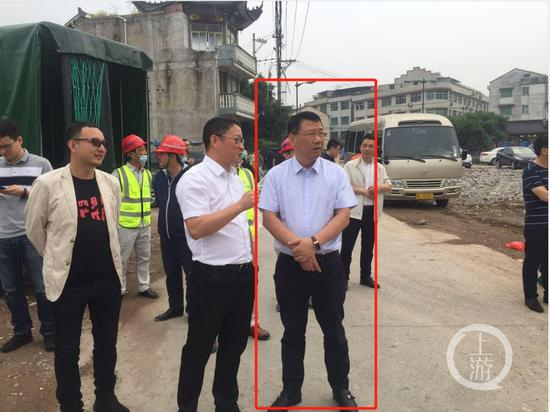 ▲2020年5月，时任温州瓯海区委常委的黄建春（红框者）在瞿溪街道调研。图片来源/瓯海区政府