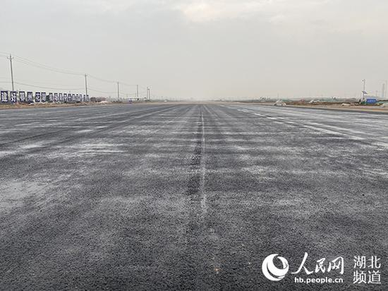 鄂州花湖机场西跑道施工现场。人民网 张沛摄