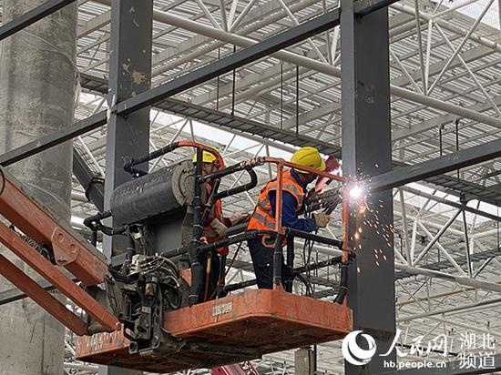 鄂州花湖机场，工人正在紧张施工。人民网 张沛摄