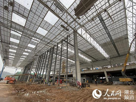 鄂州花湖机场航站楼施工现场。人民网 张沛摄