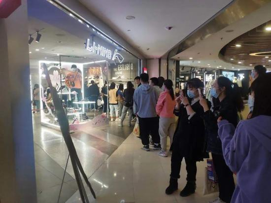 网络上流传的李宁门店排队场景