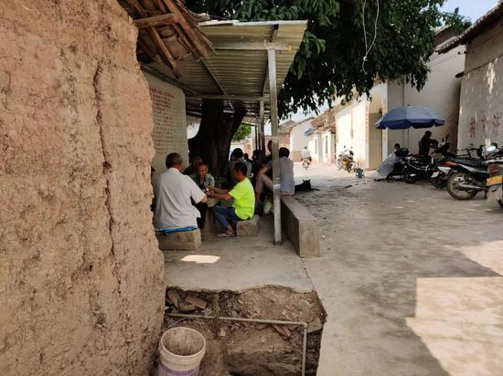 4月13日，村民告知这里是谢明此前经常打麻将的地方。新京报记者 吴小飞 摄