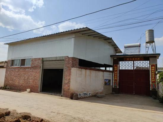 4月11日，谢明家狗肉馆大门敞开，敲门无人应答。新京报记者 吴小飞 摄