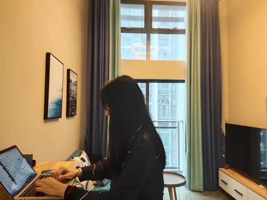  4月10日，段颖正在劝说朋友一起配合调查。新京报记者 马延君 摄