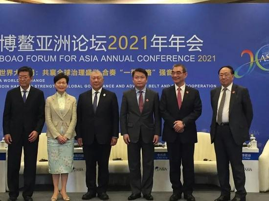  ·林毅夫（右二）与香港特区行政长官林郑月娥（左二）等人参与粤港澳大湾区发展相关话题讨论。（环球人物特派博鳌记者 尹洁/摄）