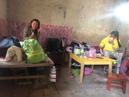 ▲4月17日，两个主播坐在顾东林曾经的房间里休息。新京报记者&nbsp;王翀鹏程 摄