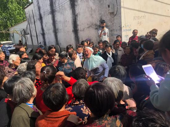 ▲4月17日，村民们围着黄河一姐看他哭丧。新京报记者&nbsp;王翀鹏程 摄