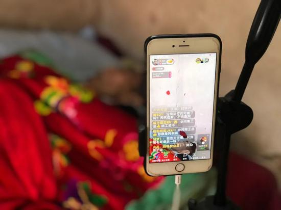 ▲4月10日，主播在顾东林的病床前直播。新京报记者&nbsp;王翀鹏程 摄