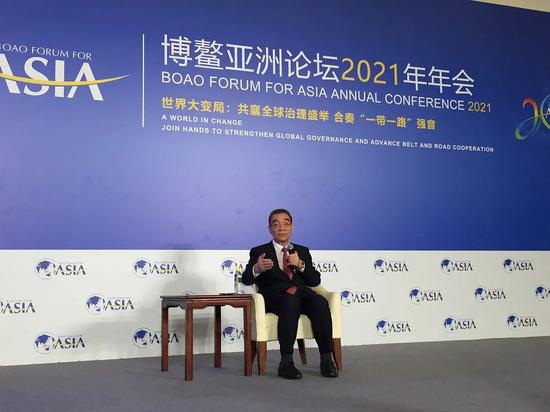  ·林毅夫在媒体见面会上阐述自己的观点。（环球人物特派博鳌记者 尹洁/摄）