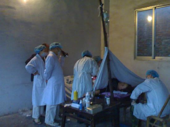  2008年5月13日凌晨，禅房里的首例剖宫产手术。来源：什邡市妇幼保健院 翟秋榕