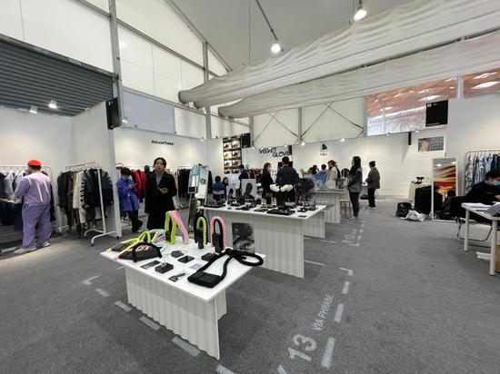 年轻设计师是参与服装展会、订货会的一支重要力量，但最终谁能突出重围，机遇和实力都不可或缺