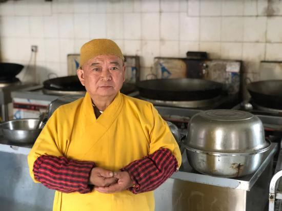 现年68岁的能运师父，在罗汉寺斋房。新京报记者 吴淋姝 摄