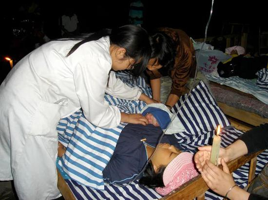  烛光中的哺乳指导。来源：什邡市妇幼保健院翟秋榕