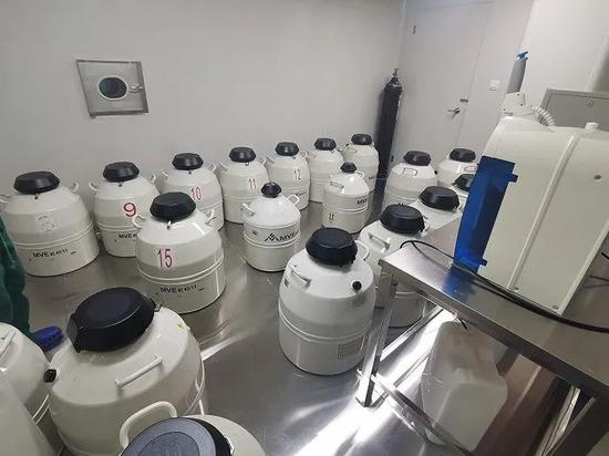 胚胎实验室中专门负责存放液氮罐的房间&nbsp;图片摄于四川省妇幼保健院院 图片来源：界面新闻