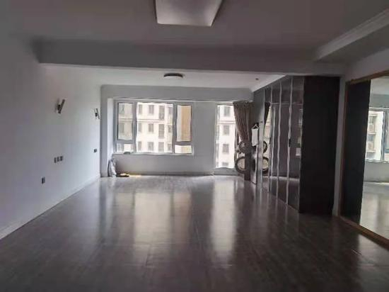  乔桑乍看上去“空无一物”的家。新京报记者 苑苏文 摄