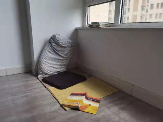  乔桑用毯子铺的读书角。新京报记者 苑苏文 摄