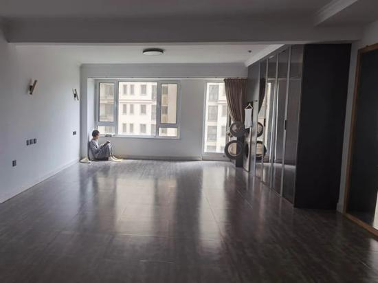  4月24日，乔桑在“空无一物”的家中读书。新京报记者 苑苏文 摄