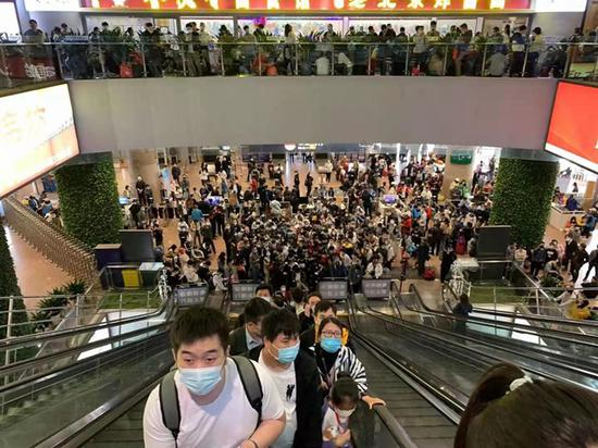 5月1日下午，北京西站站前广场出现大面积拥堵，数万旅客滞留。受访者/供图。