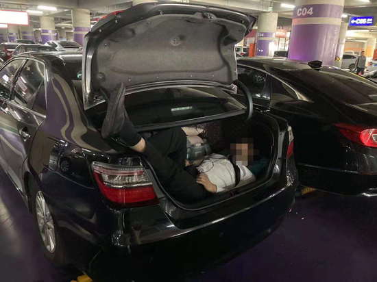  一位司机在休息&nbsp;&nbsp;图/刘建中（注：图中并非赵师傅）