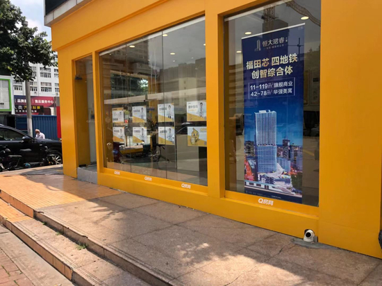 （罗湖，一家房产中介门店前“门可罗雀”）