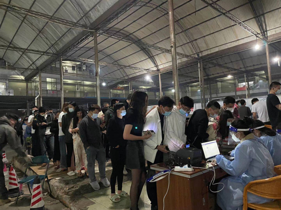  霍珊在菜街协助全市核酸检测（图源：霍珊）