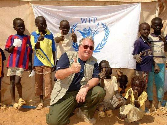  ·霍华德·巴菲特在非洲参与慈善工作。