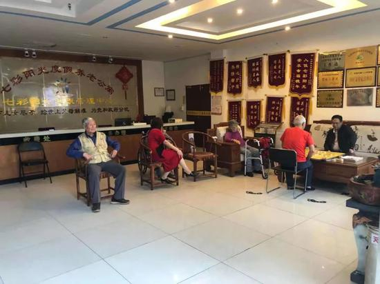 5月8日傍晚，老人们在养老公寓大堂休息。新京报记者 韩沁珂 摄