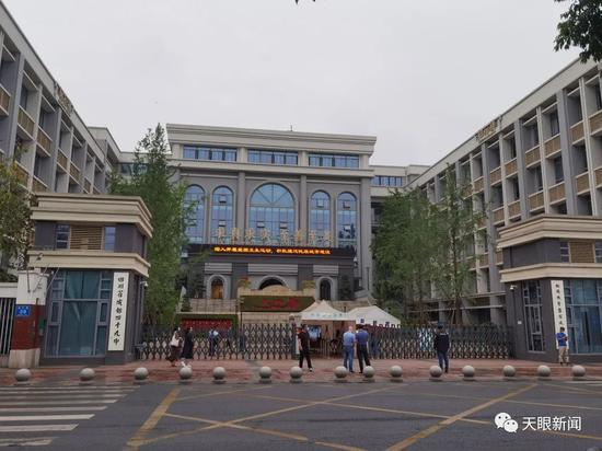  12日一早，学校门口一如往常的平静，学生们陆续进校准备上课。面对表明身份的记者，多位家长均表示“来送孩子”后便匆匆离去。