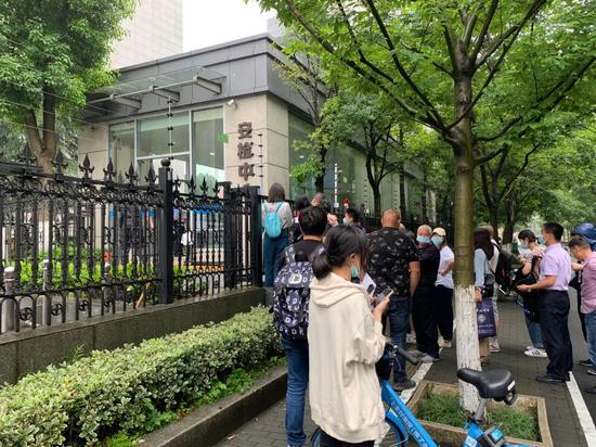 因为席位有限，不少闻讯赶来的市民无法进入杭州中院旁听此案