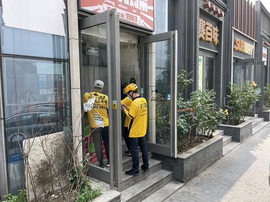 鸡架店门口站着外卖小哥