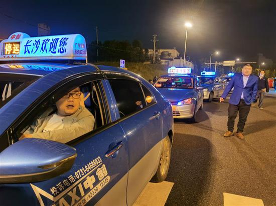 排队义务接送乘客的出租车。
