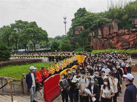 5月24日，前来送别袁老的队伍排了三四公里。