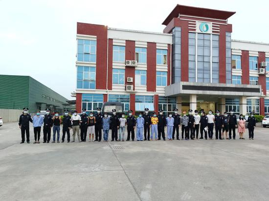 图为专案组民警查获的非法入境外籍人员（图片由国家移民管理局提供）