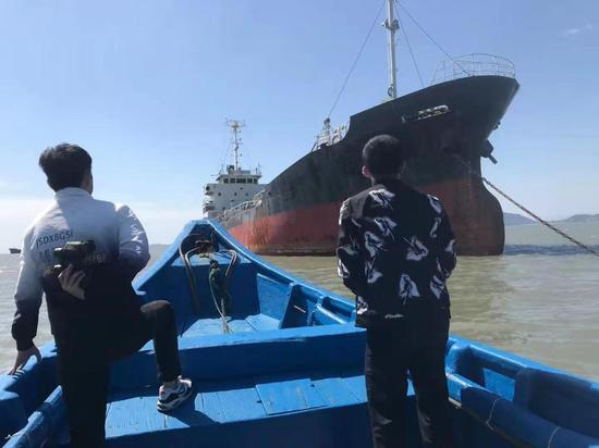 图为广东警方发现涉案船舶（图片由国家移民管理局提供）