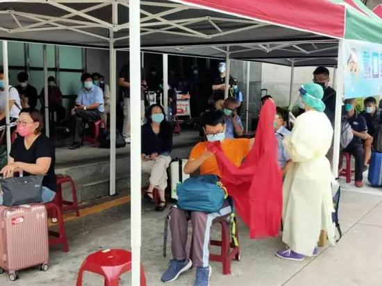 入境旅客在金门机场等待检测（台媒图）