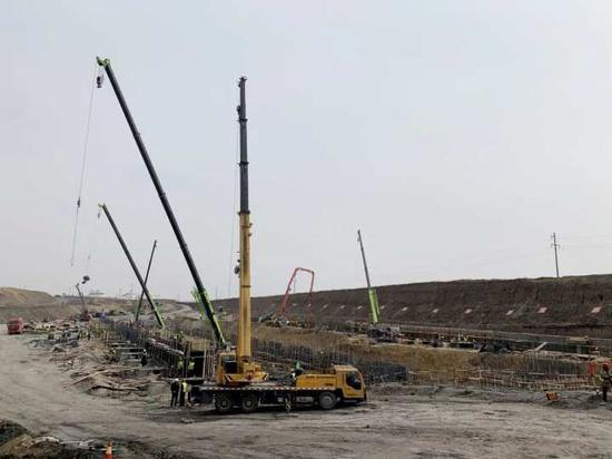 　　在内蒙古能源发电投资集团锡林郭勒胜利矿业有限公司胜利西三露天煤矿，十多台吊车抓紧建设地面生产系统。魏婧宇摄