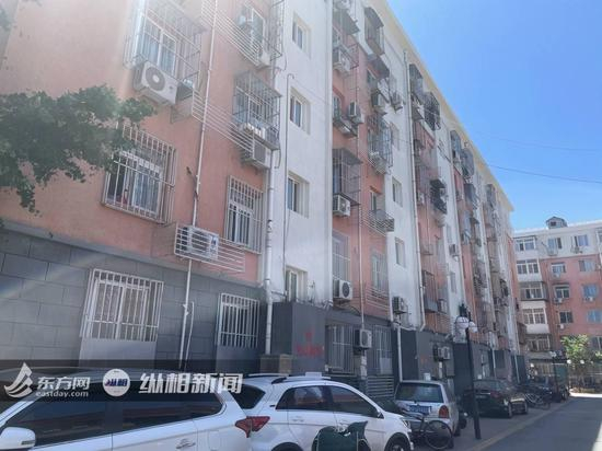 （图说：黄村西里社区56号楼是北京最早尝试“公交电梯”的一栋楼）