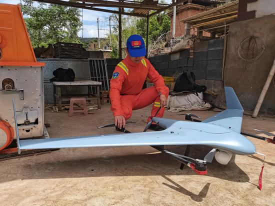 森林消防总队搜寻亚洲象的队员和能夜间拍摄亚洲象热成像的无人机。&nbsp;&nbsp;澎湃新闻记者 王万春 图