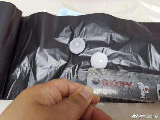  延庆出现小冰雹（朱利苹）