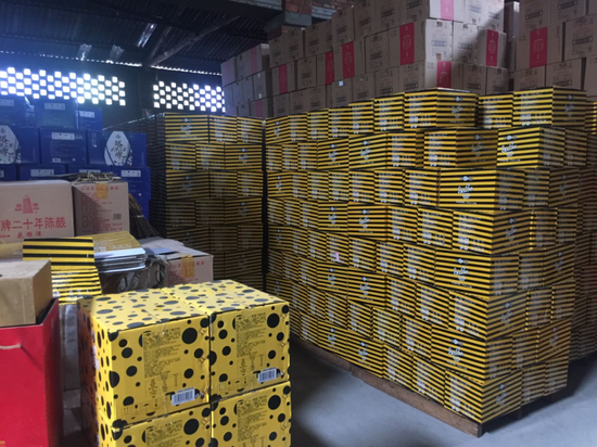  四川办案机关依法查封仓库内的新型毒品“咔哇氿”饮料。新华社发