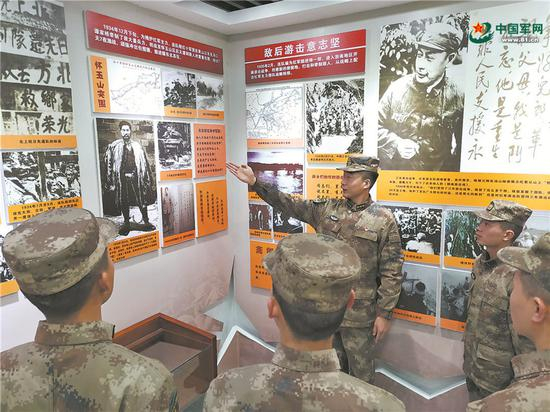 第80集团军某旅“红六连”将党史学习教育课堂搬进荣誉室，帮助官兵直观形象地学习党史知识。图为指导员王琳（右三）正在为刚下连的列兵讲述连队光荣传统。常皓博摄